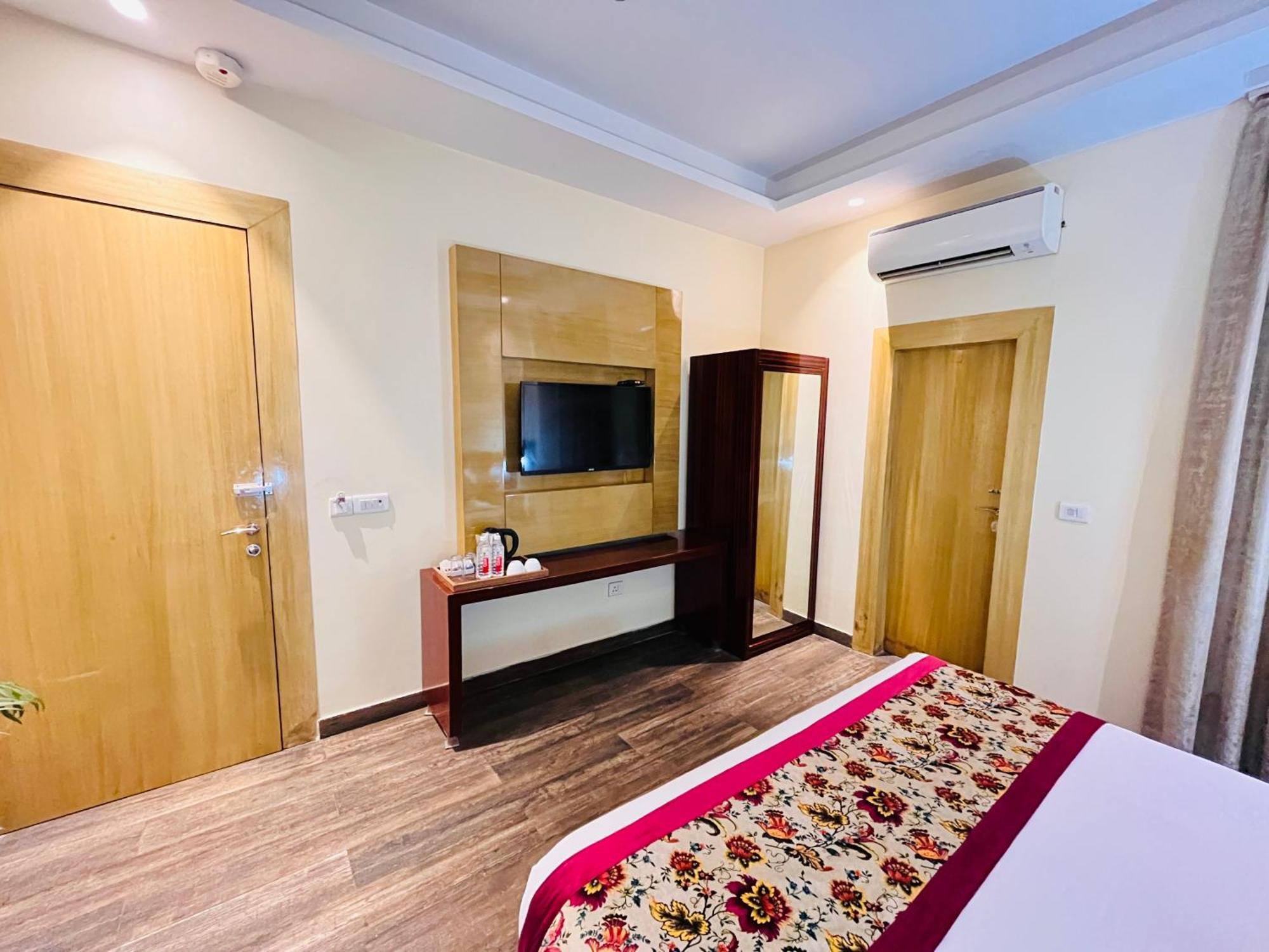 Hotel Banz Near Indira Gandhi Airport Delhi New Delhi Bagian luar foto